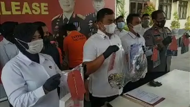 Polres Pasuruan tangkap selebgram yang live show bugil di aplikasi online (Liputan6.com/Fauzan)