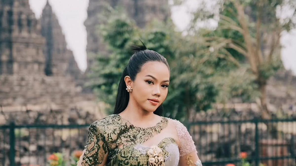 Tampilan Magis Yura Yunita Pakai Kebaya dari Kain Perca Bertema Nusantara di Prambanan Jazz 2025