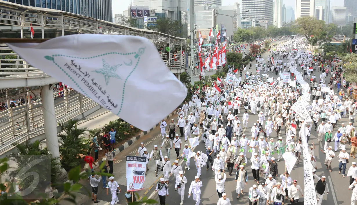 Massa yang dominan mengenakan warna putih melakukan aksi di Bundaran HI, Jakarta, Minggu (16/8/2015). Parade Tauhid yang diikuti berbagai organisasi massa Islam ini digelar dalam rangka mensyukuri kemerdekaan RI ke 70 tahun. (Liputan6.com/Faizal Fanani)