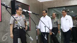 Kapolri Jenderal Tito Karnavian, Menhub Budi Karya Sumadi dan Menkominfo Rudiantara bersiap memberikan keterangan usai menyosialisasikan pemberlakuan revisi Permenhub No. 32 Tahun 2016, di Mabes Polri, Jakarta, Selasa (21/3). (Liputan6.com/Helmi Afandi)