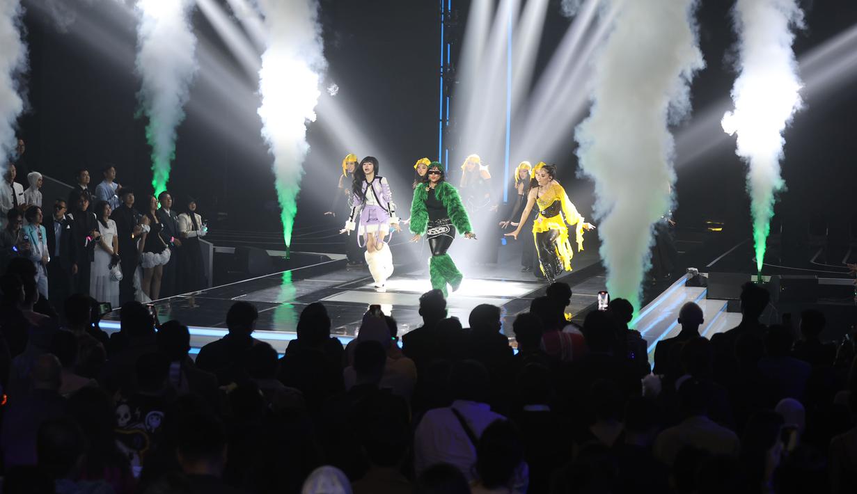 Bertempat di Studio Emtek City Indosiar, Jakarta, malam penghargaan ini digelar dengan sangat meriah. Tampak dalam foto, kemeriahan malam puncak TikTok Awards Indonesia 2025 di Studio Emtek City Indosiar, Jakarta, pada Jumat (21/11/2025) malam. TikTok resmi menobatkan 19 pemenang dari 16 kategori dalam malam puncak TikTok Awards Indonesia 2025 yang digelar pada Jumat (21/11/2025). (Kapanlagi.com/Budy Santoso)