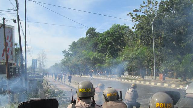 Bentrok antara polisi dan mahasiswa saat peringatan dua tahun mahasiswa tewas Randi-Yusuf di Kendari, Senin (27/9/2021).(Liputan6.com/Ahmad Akbar Fua)