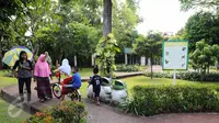 Sejumlah anak bermain sepeda di Ruang Terbuka Hijau (RTH) Taman Tanjung, Jakarta Selatan, Senin (10/4). Ruang Terbuka Hijau (RTH)  nantinya akan dibangun secara merata di perkotaan untuk memenuhi fungsi dari berbagai segi. (Liputan6.com/Yoppy Renato)