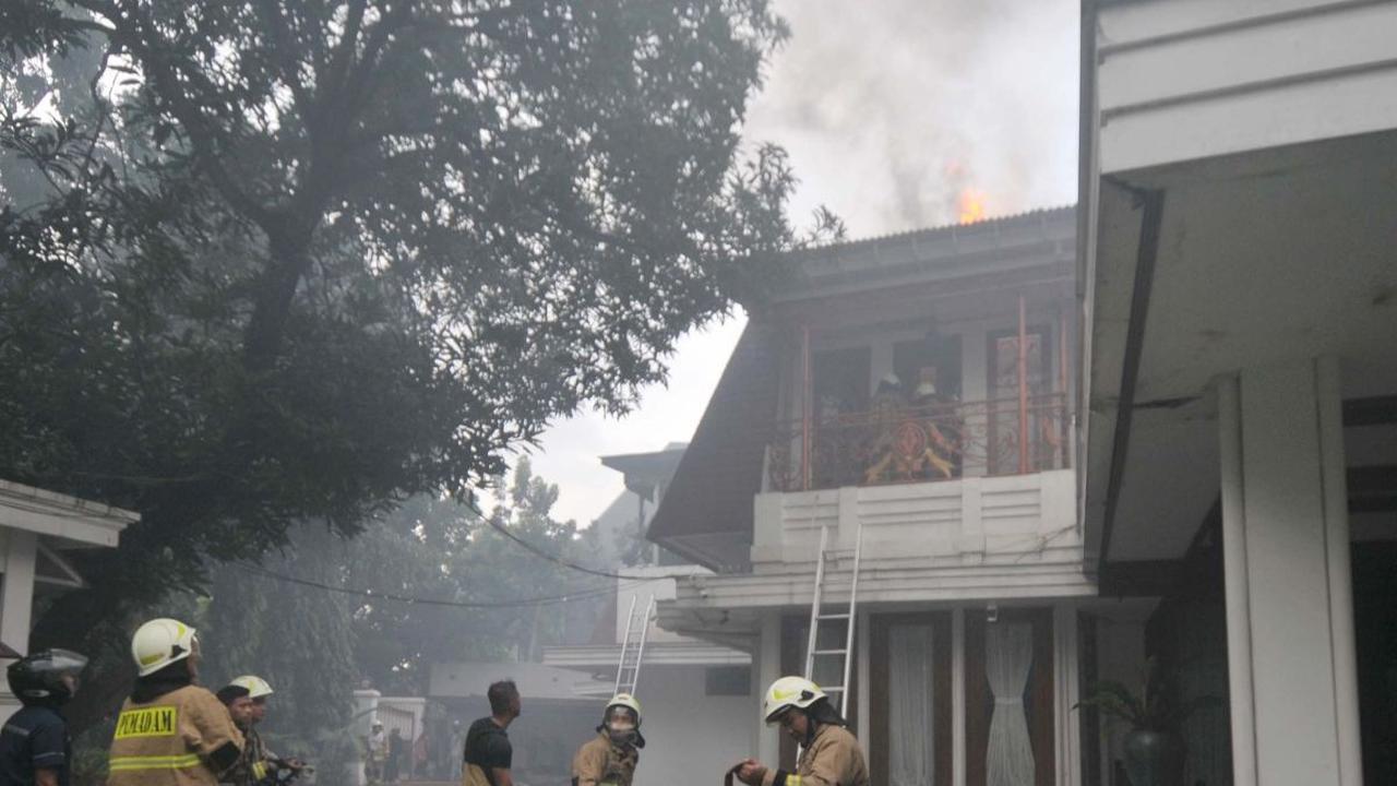Musibah kebakaran melanda salah satu rumah mewah di kawasan elit Menteng, Jakarta, pada Selasa (9/7/2024) sore.<br><br>Petugas pemadam kebakaran saat ini tengah berusaha memadamkan api yang melahap bangunan tersebut. Foto: merdeka.com / Imam Buhori<br>