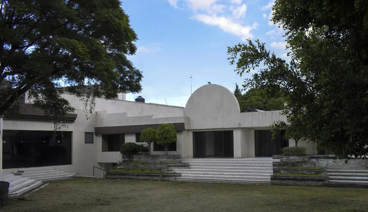 Pemandangan rumah milik pengedar narkoba Meksiko Amado Carrillo Fuentes alias "El Senor de los Cielos" di kotamadya Alvaro Obregon, di Mexico City, pada 14 September 2021. Rumah bernilai sekitar 3,8 juta dolar AS itu menjadi hadiah dalam undian besar Lotre Nasional Meksiko. (Xavier MARTINEZ/AFP)