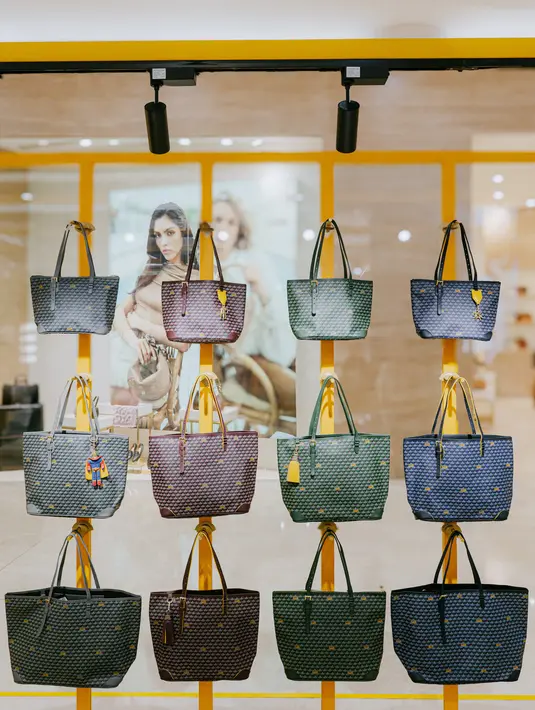 Barang-barang yang tersedia di butik pop-up tersebut antara lain Daily Battle, kantong kecil, dompet, serta tempat kartu -
termasuk aksesori seperti rumbai dan gantungan kunci.