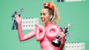 Miley Cyrus berpose di belakang panggung usai menjadi host di ajang bergengsi MTV VMA 2015 yang digelar di Microsoft Theatre, Los Angeles, California, AS (30/8/2015). (REUTERS/Danny Moloshok)