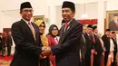 Presiden Jokowi memberikan ucapan selamat kepada Hasyim Asy'ari yang berasal dari unsur KPU seusai pelantikan anggota Dewan Kehormatan Penyelenggara Pemilu (DKPP) periode 2017-2022 di Istana Negara, Jakarta, Senin (12/6). (Liputan6.com/Angga Yuniar)