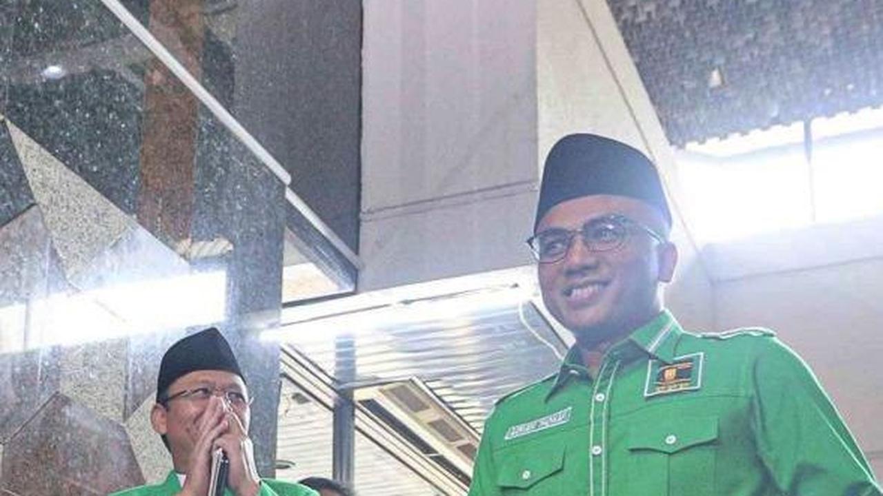 Tak berapa lama, Plt Ketua Umum PPP Mardiono beserta jajarannya tiba di lokasi dengan mengenakan seragam partai berwarna hijau.