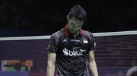 Pebulutangkis Indonesia, Jonatan Christie, tampak lesu usai ditaklukkan wakil Denmark, Victor Axelsen, pada Indonesia Open di Istora Senayan, Selasa, (3/7/2018). Jonatan kalah dua gim langsung dengan skor 14-21, 18-21. (Bola.com/M Iqbal Ichsan)