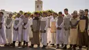 Anak-anak Maroko berangkat ke Masjid Agung Sale untuk Salat Istisqa di dekat Kota Rabat, Maroko (24/11). Muslim Maroko melakukan Salat Istisqa yang bertujuan meminta hujan untuk negara meraka. (AFP Photo/Fadel Senna)