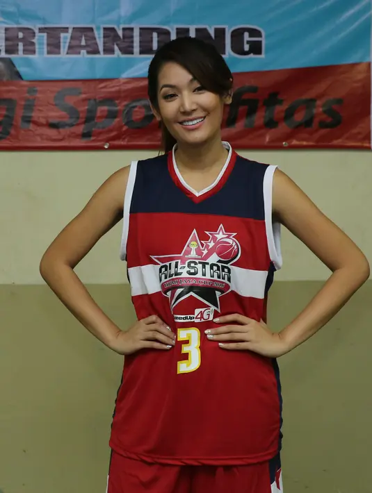 Sebagai satu-satunya perempuan, Maria Salena mesti menyiapkann fisik yang lebih. Ia juga tidak ada rasa segan menghadapi tim cowok. (Andy Masela/Bintang.com)