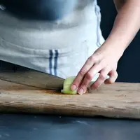 ilustrasi memotong sayur/copyright unsplash/Caroline Attwood