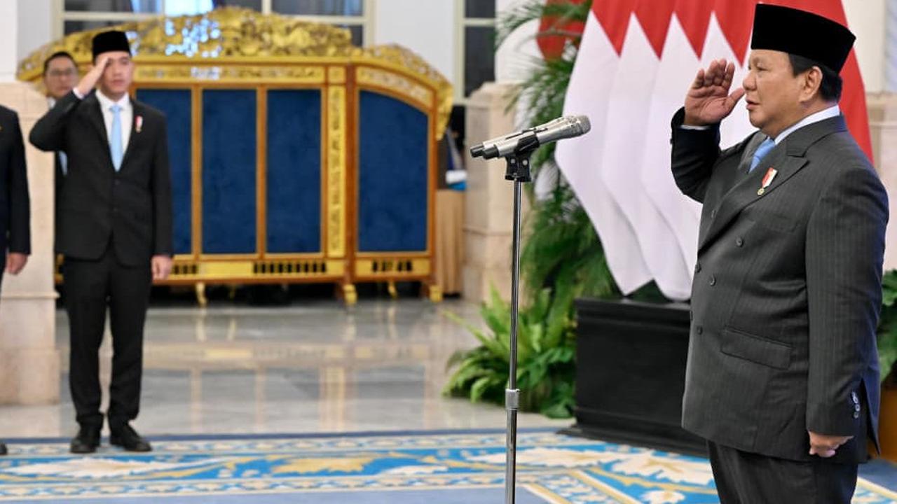 VIDEO: Momen Prabowo Bisik-bisik ke Bahlil Usai Anugerahi Bintang Maha Putra Adipurna di Istana