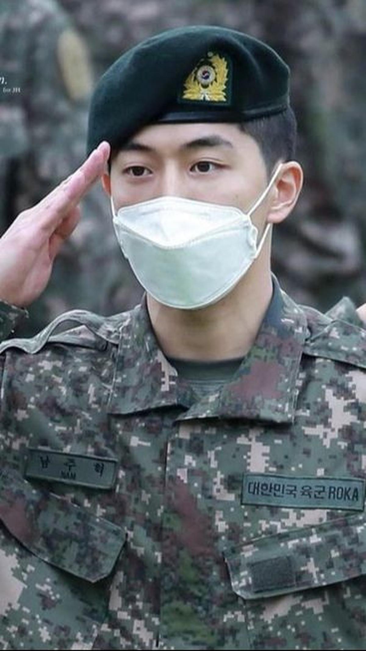 Dengan mengawal Presiden Korea Selatan selama wajib militernya, Nam Joo Hyuk tidak hanya memenuhi kewajiban negaranya sebagai warga negara, tetapi juga menunjukkan komitmen dan dedikasinya terhadap tugas yang diberikan kepadanya.