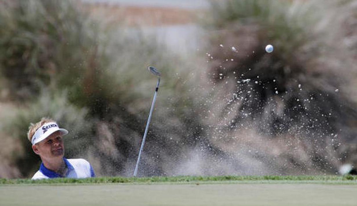 Pegolf Denmark, Soren Kjeldsen, memukul bola di babak pertama turnamen golf The Players Championship di Ponte Vedra Beach, AS, (12/5/2016). (AP Photo/Chris O'Meara)