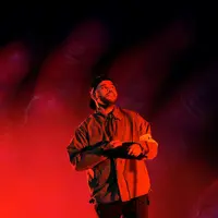 The Weeknd memang berciuman dengan Bella Hadid. Namun ia pun tampak mesra dengan mantan Justin Bieber, Chantel Jeffries. (Billboard)