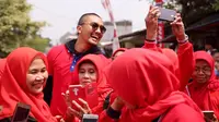 Keseruan Komika UUS Mengecat Gapura Merah Putih Bareng Emak-Emak Baju Merah
