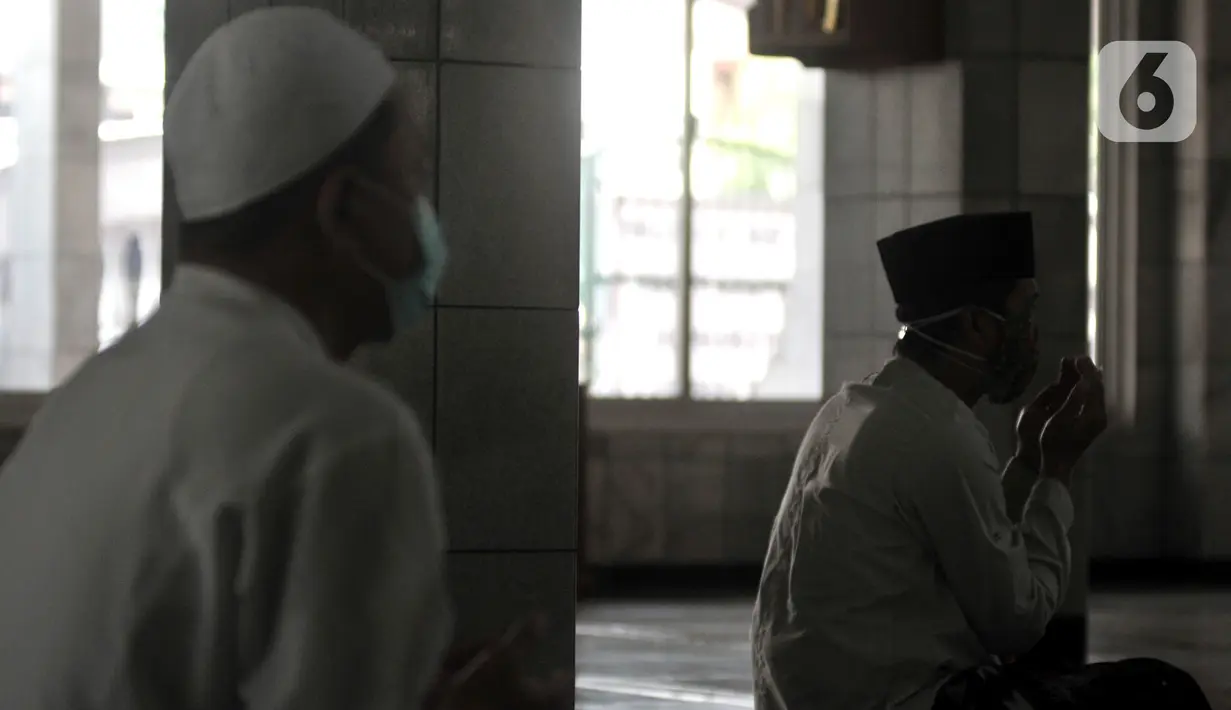 Jemaah mengenakan masker berdoa saat menunaikan Salat Jumat di Masjid Jami'e Baitussalam, Cipinang, Jakarta, Jumat (10/4/2020). (merdeka.com/Iqbal S. Nugroho)
