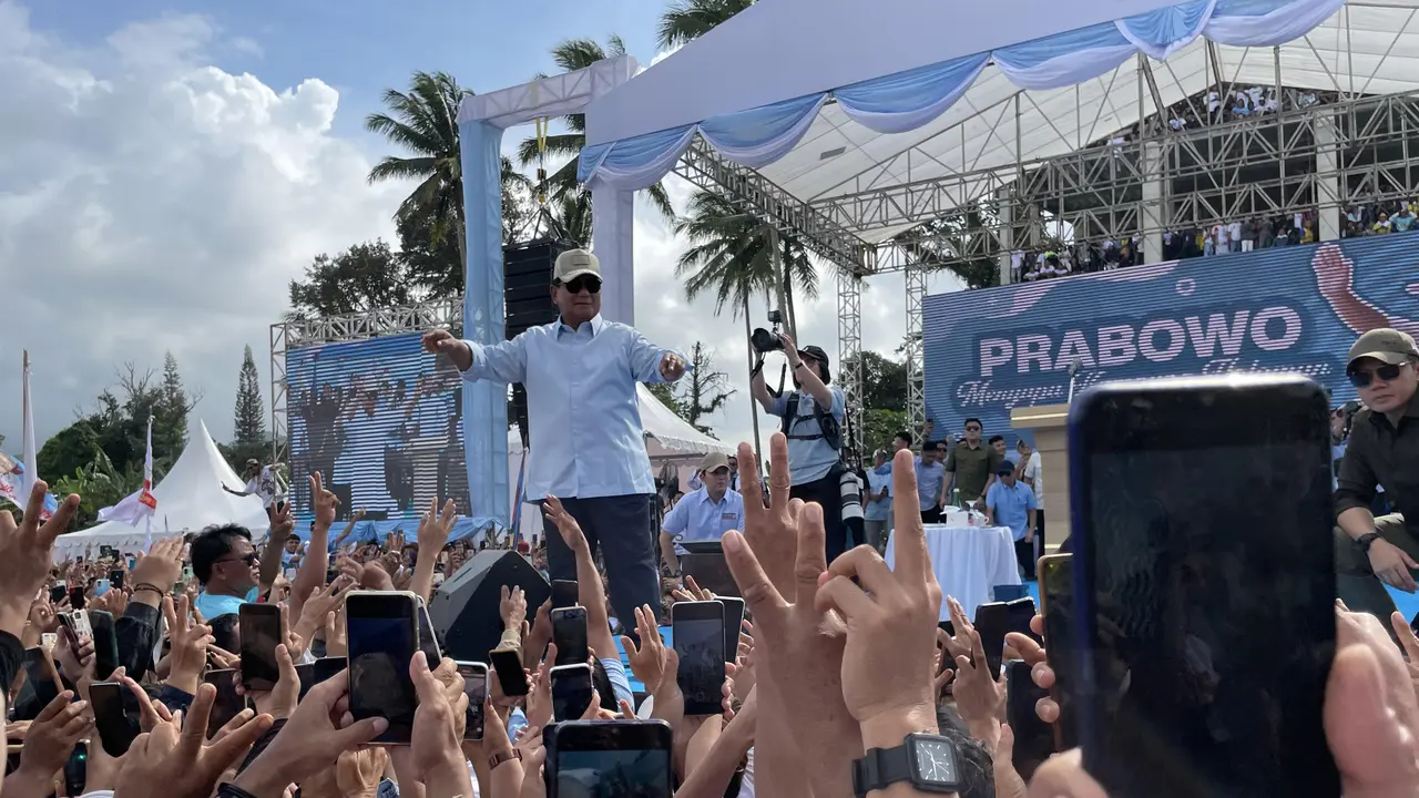 Capres Prabowo Subianto di Lapangan Schwarz Langowan, Minahasa, Sulawesi Utara, pada Senin (5/2/2024).