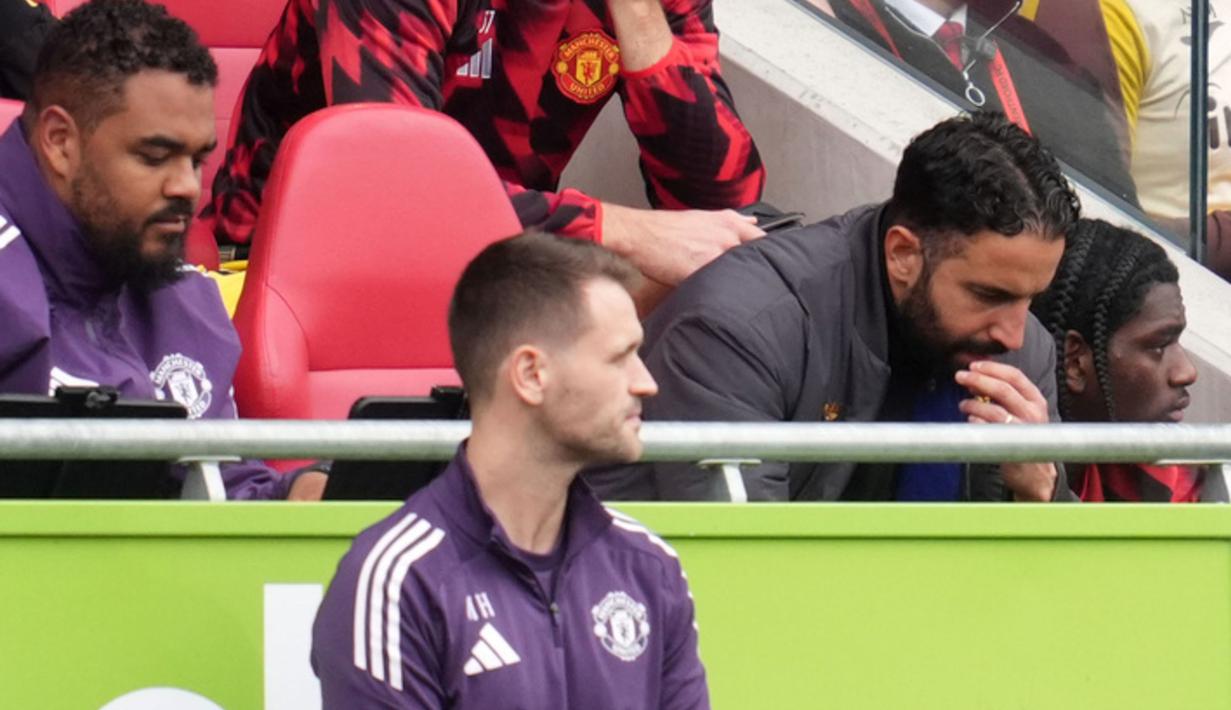 Pelatih Manchester United, Ruben Amorim, tampak kecewa setelah anak asuhnya ditaklukkan Brentford 1-3 pada pertandingan pekan keenam Liga Inggris 2025/2026 di Gtech Community Stadium, Sabtu (27/09/2025). (Adam Davy/PA via AP)