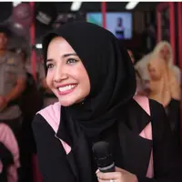 Tampilan hijab modern ala Zaskia Sungkar yang seru buat dicontek. (Sumber foto: zaskiasungkar15/instagram)