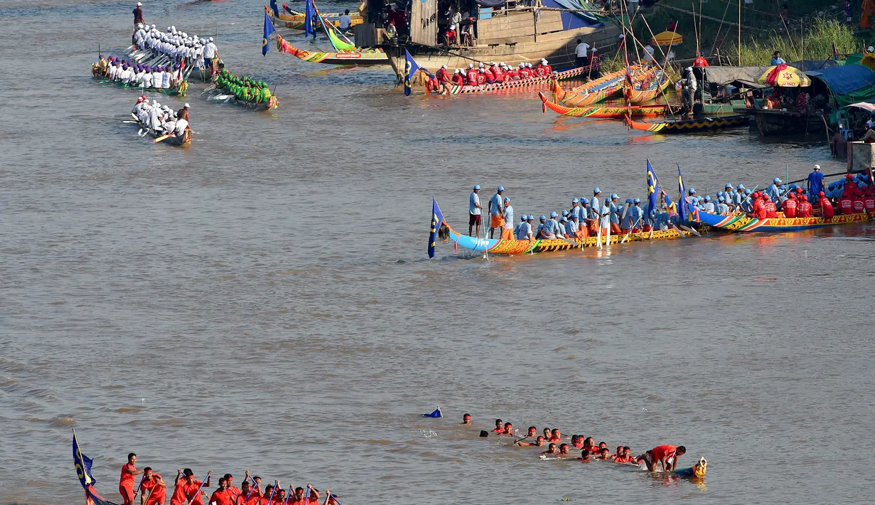 Para peserta mendayung perahu naga mereka selama latihan untuk Festival Air tahunan di sungai Tonle Sap di Phnom Penh (21/11). Festival Air adalah perayaan Tahun Baru yang terjadi di negara-negara Asia Tenggara. (AFP Photo/Tang Chhin Sothy)