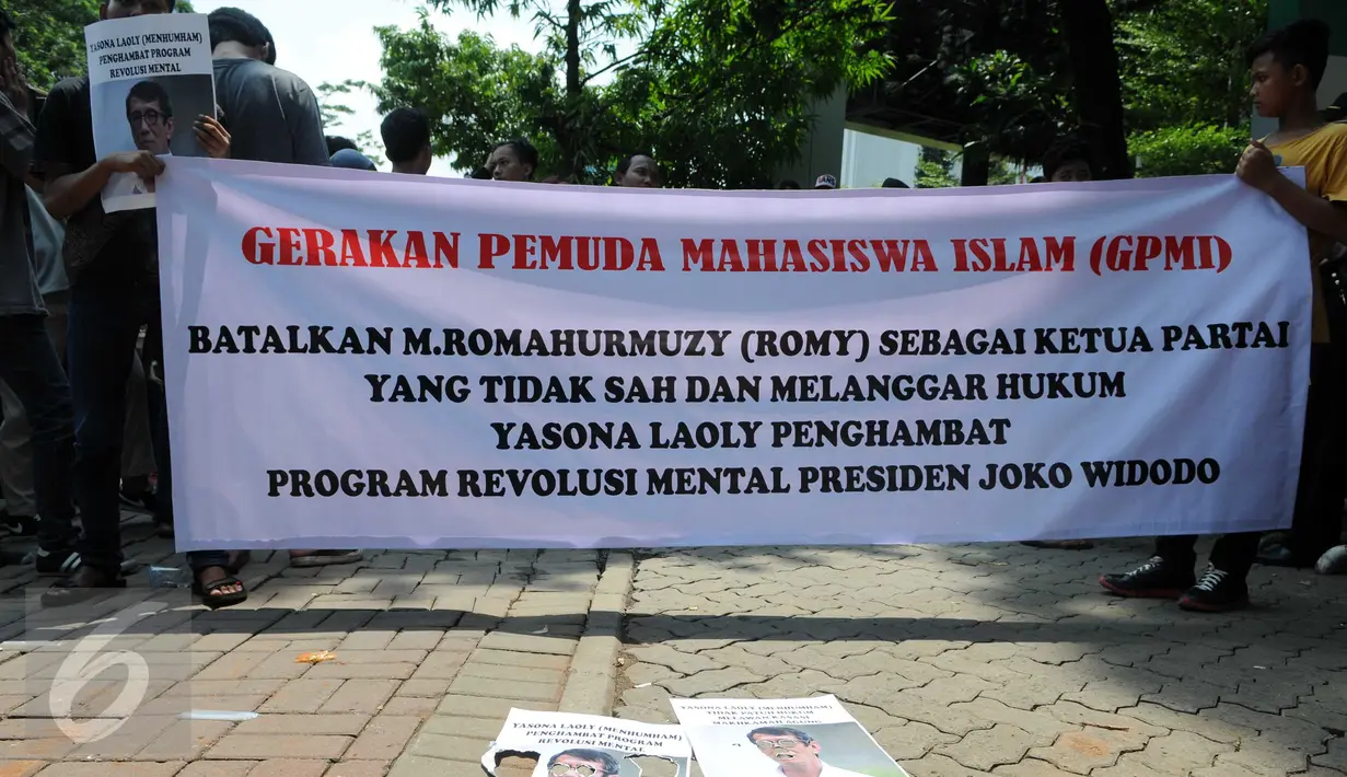 Massa dari Gerakan Pemuda Mahasisawa Indonesia (GPMI) membentangkan spanduk saat unjuk rasa di depan Kantor Kemenkumham Jakarta, Rabu (30/12). Aksi tersebut mempersoalkan legalitas kepengurusan PPP yang terbagi menjadi dua kubu (Liputan6.com/Helmi Afandi)