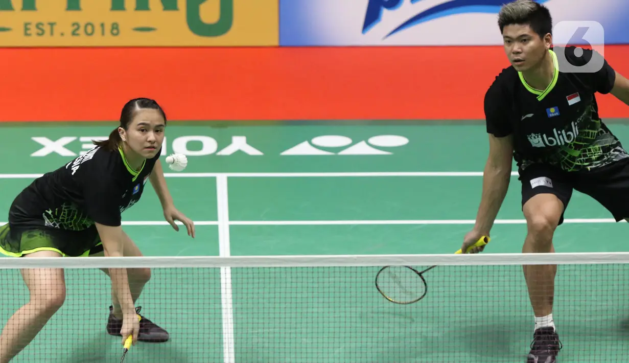 Pebulutangkis Indonesia, Praveen Jordan/Melati Daeva Oktavianti saat melawan Lee Yang/Yang Ching Tun (China Taipei) pada babak kedua ganda campuran Indonesia Masters 2020 di Istora GBK, Jakarta, Kamis (16/1/2020). Praveen/Melati unggul 20-22 21-12 21-12. (Liputan6.com/Helmi Fithriansyah)