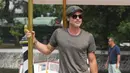 Aktor Brad Pitt berpose saat tiba di Pantai Lido untuk menghadiri Venice Film Festival 2019, Venesia, Italia, Rabu (28/8/2019). Tato baru pada lengan kanan mantan suami Angelina Jolie tersebut cukup menarik perhatian publik. (Photo by Arthur Mola/Invision/AP)