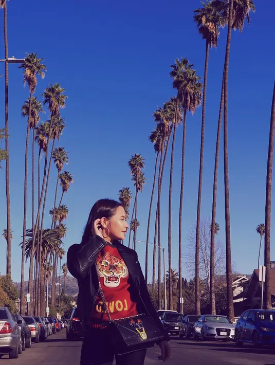 "Enggak mau terlalu mengumbar kehidupan percintaan kami di social media. Makanya, biar jadi konsumsi kami saja," ujar Prilly Latuconsina di kawasan Kuningan, Jakarta Selatan. (Instagram/prillylatuconsina96)