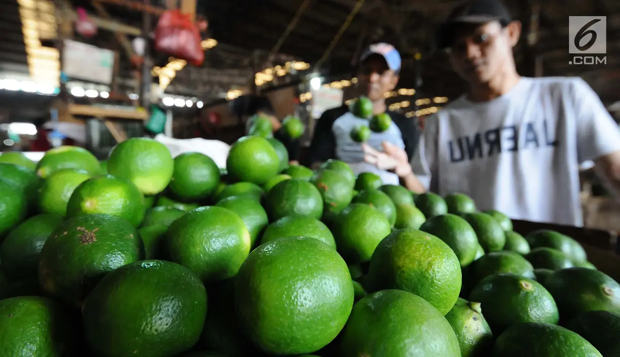 Pedagang memilah jeruk nipis di pasar induk Kramat Jati, Jakarta, Jumat (26/4). Kementerian Perdagangan siap menjaga harga dan ketersediaan barang kebutuhan pokok menjelang Puasa dan Lebaran 2019. (Liputan6.com/Herman Zakharia)