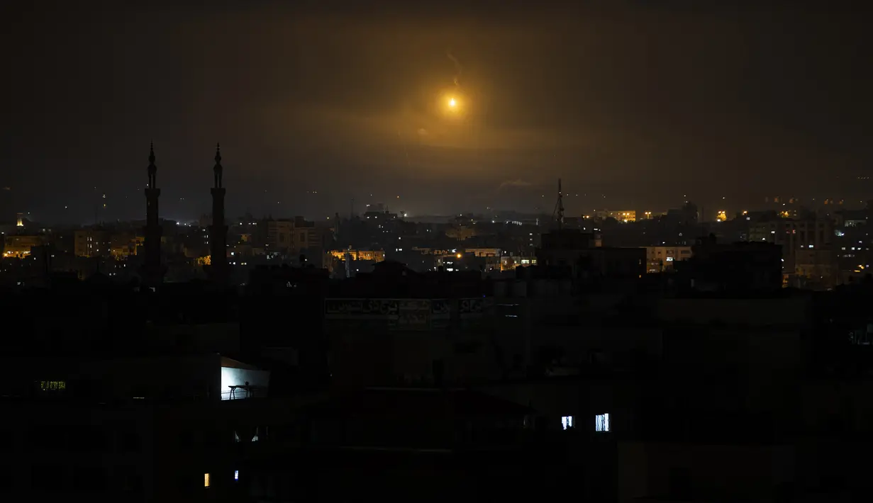 Flare pasukan Israel menerangi langit di timur Jalur Gaza, Selasa (11/5/2021) pagi. Menurut laporan kantor berita Al Jazeera, serangan udara Israel menewaskan 20 warga Palestina. (AP Photo/Khalil Hamra)