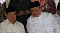 Wakil Presiden Jusuf Kalla berbincang dengan Presiden ke-6 Susilo Bambang Yudhoyono (SBY) saat melayat almarhumah Siti Habibah di Puri Cikeas, Bogor, Jawa Barat, Sabtu (31/8/2019). Seperti diketahui, ibunda SBY meninggal pada usia 87 tahun di RS Mitra Keluarga Cibubur. (Liputan6.com/Herman Zakharia)