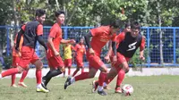 Sesi latihan Arema FC sebelum diliburkan karena kompetisi Shopee Liga 1 yang tertunda hingga awal 2021. (Bola.com/Iwan Setiawan)