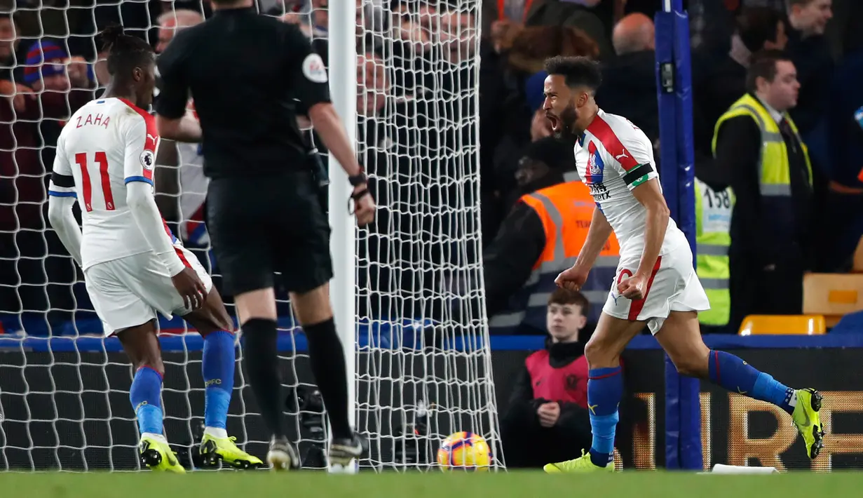Pemain Crystal Palace, Andros Townsend (kanan) berselebrasi usai mencetak gol ke gawang  Chelsea pada pertandingan Liga Inggris di Stamford Bridge, London (4/11). Chelsea menang atas Crystal Palace dengan skor 3-1. (AFP Photo/Frank Augstein)