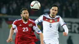 Penyerang Georgia, Levan Mchedlidze (kiri) berebut bola dengan bek Jerman Mats Hummels saat kualifikasi Piala Eropa 2016 di Locomotiv Stadium, Minggu (29/3/2015). Jerman menang 2-0 atas Georgia. (AFP PHOTO/Vano Shlamov)