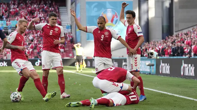 Foto Piala Eropa: Christian Eriksen Kolaps, Laga Denmark Kontra Finlandia Dihentikan dan Resmi Ditunda