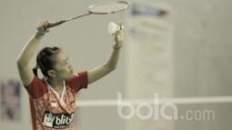 Pebulu tangkis tunggal putri, Fitriani, saat bertanding dalam  simulasi Piala Sudirman 2017 di lapangan Pelatnas PBSI, Jakarta, Sabtu (13/5). Simulasi untuk mematangkan persiapan menuju Piala Sudirman di Australia. (Bola.com/Peksi Cahyo)