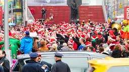 Orang-orang yang berpakaian seperti Sinterklas berkumpul untuk acara tahunan Santacon di Father Duffy Square, New York City, Sabtu (14/12/2019). Dalam acara tersebut, para peserta berkeliling bar untuk menyambut datangnya liburan Natal. (Gabby Jones/Getty Images/AFP)