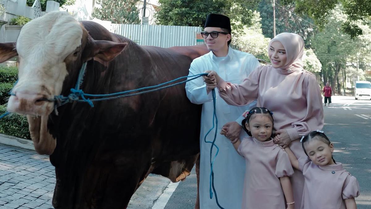 7 Gaya Artis Tampil Modest Saat Iduladha 2026 Berfoto Bersama Sapi Kurban Mereka dari Alyssa Daguise-Aurel Hermansyah