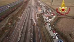 Gambar yang disediakan oleh Kepolisian Negara Italia ini menunjukkan bagian dari kereta berkecepatan tinggi yang tergelincir, dekat Lodi, Italia utara, Kamis (6/2/2020). Kereta Milan-Salerno tersebut sedang dalam perjalanan menuju Bologna ketika keluar dari rel. (AP/Italian Police HO)