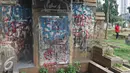 Coretan akibat aksi vandalisme mengotori nisan di pemakaman Menteng Pulo, Jakarta, Kamis (12/5). Perilaku tidak bertanggung jawab sejumlah oknum menyebabkan pemakaman tersebut terkesan kumuh dan tidak terawat. (Liputan6.com/Immanuel Antonius)