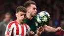 Rekan satu tim Savic di Atletico Madrid, Kieran Trippier (kiri) merupakan salah satu kunci solidnya pertahanan Los Rojiblancos. Selain memiliki kemampuan bermain di lini belakang mana saja, Ia merupakan bek yang ahli dalam crossing dan bola mati. (Foto: AFP/Gabriel Bouys)