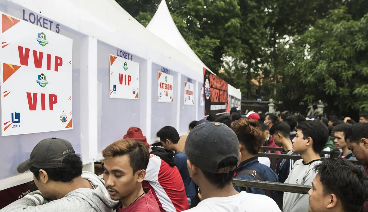 Suporter Persija Jakarta, The Jakmania, antri untuk menukar tiket di Lapangan Blok S, Jakarta, Minggu (9/12). Persija akan menjalani laga penentuan gelar juara melawan Mitra Kukar. (Bola.com/Vitalis Yogi Trisna)