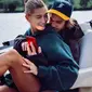 Dalam foto tersebut Hailey tengah dipeluk dari belakang oleh Justin Bieber. (instagram/haileybaldwin)