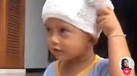 Gus Novel anak Gus Iqdam pakai popok jadi topi, viral di media sosial. (TikTok)