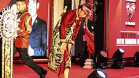 Presiden Joko Widodo mengenakan baju adat Bali  usai memberikan sambutan saat menghadiri Kongres V PDIP di Grand Inna Beach, Sanur, Bali, Kamis (8/8/2019). Kongres PDIP ini juga dihadiri Wakil Presiden Terpilih Ma'ruf Amin dan Wakil Presiden Jusuf Kalla. (Liputan6.com/Johan Tallo)