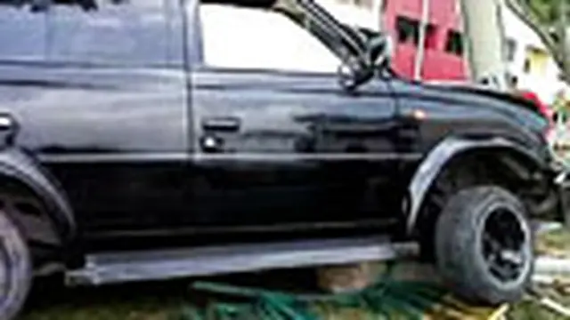 Mobil Tabrak Tiang Lampu
