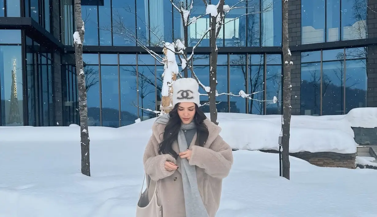 Salah satu potret memperlihatkan Cathy tampil memukau dengan wool coat berwarna cream. Ia memadukannya dengan inner dan syal abu-abu yang memberikan kesan hangat sekaligus mewah. Penampilan ini tampak sempurna untuk berjalan-jalan di tengah dinginnya cuaca Jepang. [@cathysharon].